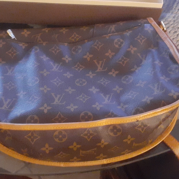 Louis Vuitton - Picture 10 of 16